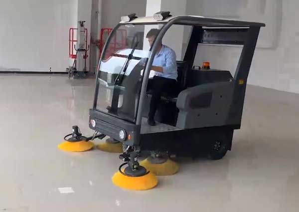 電動(dòng)掃地車(chē)廠家哪家好？?jī)r(jià)格怎么樣