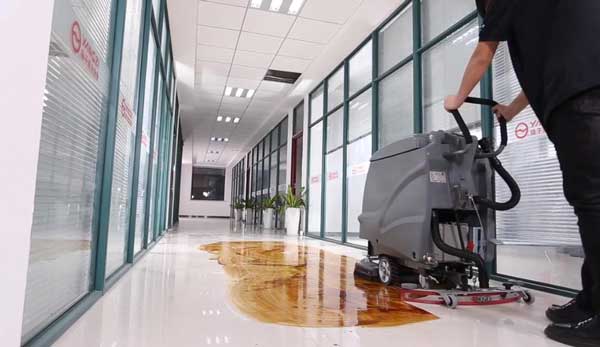 洗地機的使用和操作(圖1) 洗地機的使用和操作